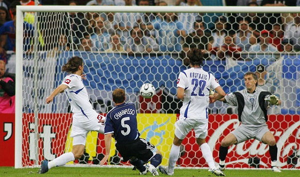 Esteban Cambiasso Argentina Serbia and Montenegro