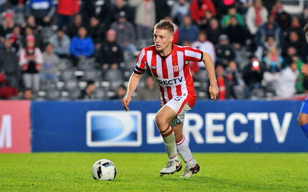 Santiago Ascacibar with the ball playing for Estudiantes de la Plata